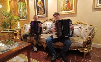 Две млади звезди, една благородна кауза: Нецо и Тошко на сцената с Мирослав Илич 